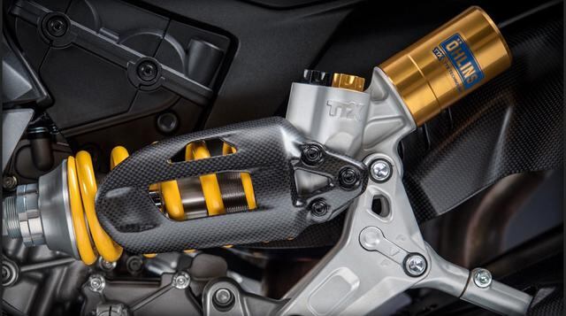 La configuración del chasis de esta Edición Final es la misma que la Panigale R, con una estructura monocasco de aluminio fundido a presión, respaldada por una suspensión Öhlins y unas horquillas de 43 mm NIX 30 USD, un monoshock TTX36 y un amortiguador d