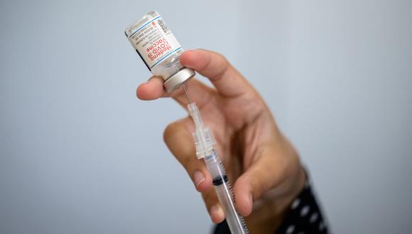 En esta foto tomada el 14 de octubre de 2021, un miembro del personal médico prepara una jeringa con un vial de la vacuna Moderna contra el coronavirus en una clínica de Nueva York. (ANGELA WEISS / AFP).