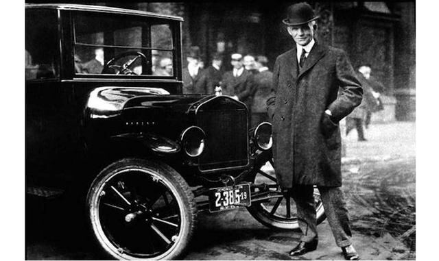 Henry Ford. Ford tenía 45 años cuando su vehículo modelo Ford T fue presentado al público en 1908. La calidad de sus diseños, los años de prácticas y sus brillantes técnicas de marketing transformaron la industria del automóvil, tras la creación de la icó