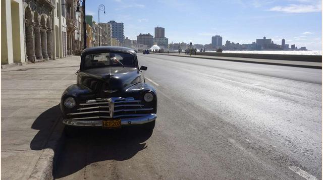 El Malecón de la Habana; La imagen del paseo del Malecón, bañado por las olas, es uno de los principales símbolos de La Habana. Los viejos autos americanos pasean por allí, para diversión de los niños, que se quedan mirando cuándo va a romper la próxima g