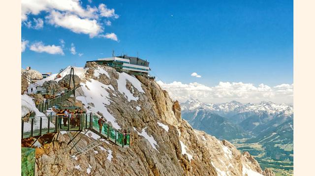 FOTO 2 | ¿Subirías por una escalera que te conduce hacia la nada misma? La Escalera hacia la nada, en el glaciar Dachstein, es una escalera de vidrio suspendida a 396 metros en el aire. Catorce escalones descienden hacia una plataforma de observación con una imponente vista de los Alpes austríacos. El glaciar Dachstein está ubicado al sur de Salzburgo.