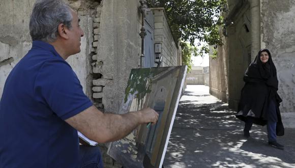 “Las pinturas nos vinculan con diseños pasados y sentimientos que están desapareciendo”, dijo Morteza Rahimi, un carpintero de 32 años, aficionado al arte y residente del centro de Teherán. (Foto: AFP).