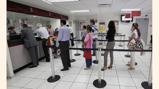 Las mujeres no están a la par de los hombres en la titularidad de cuentas en instituciones financieras en los países de ingreso bajo y mediano. En todo el mundo, el porcentaje de mujeres que son titulares de una cuenta en una institución financiera pasó d