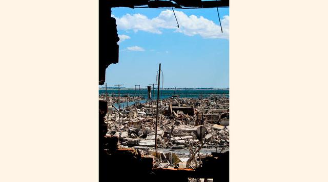 FOTO 4 | Epecuén - Argentina, e desbordó, en 1985, debido a numerosas tormentas. Sus habitantes apenas tuvieron tiempo para coger algunas pertenencias y huir del lugar. En2010, en parte del set de rodaje de la película de terror And soon the darkness