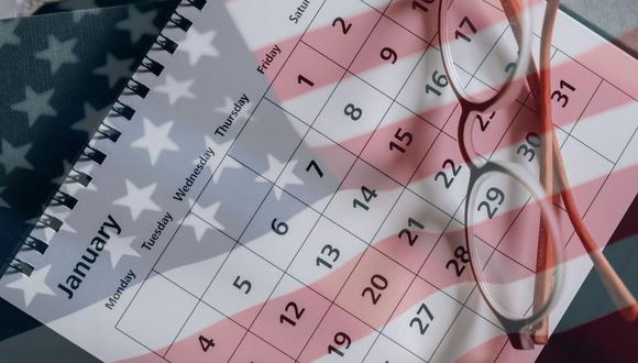 Conoce la lista de las fechas importantes de este 2024 en la historia de Estados Unidos. Este es el calendario con los días festivos y puentes para el presente año. | Foto de <a href="https://www.pexels.com/es-es/foto/anteojos-con-marco-marron-sobre-papel-blanco-5386754/" target="_blank">Leeloo Thefirst</a> en Pexels