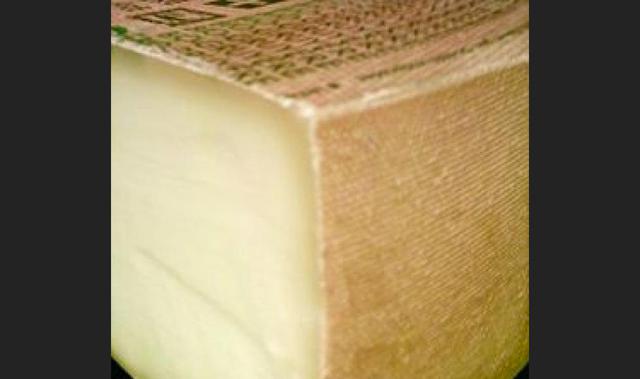 El Brugere es un queso suizo que recibe su nombre de Gruyère, un distrito del cantón de Friburgo donde se fabrica. El verdadero queso originario se denomina Le Gruyère AOC para diferenciarse del resto de producciones, aunque el Diccionario de la RAE admit