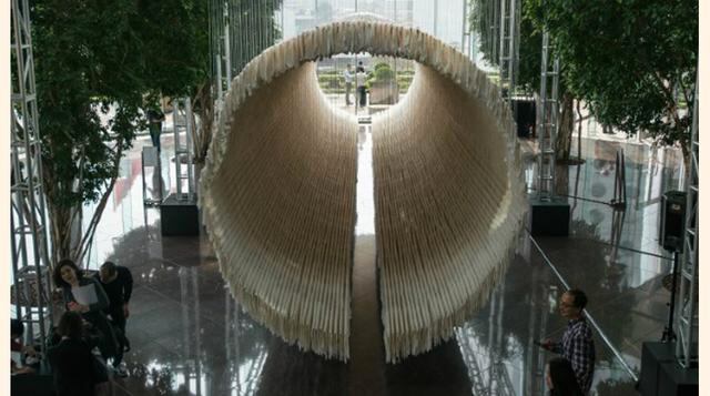 La obra "Boat"del artista Zhu Jinishi está hecha con más de 12.000 hojas de papel de arroz. (Foto: cnn)