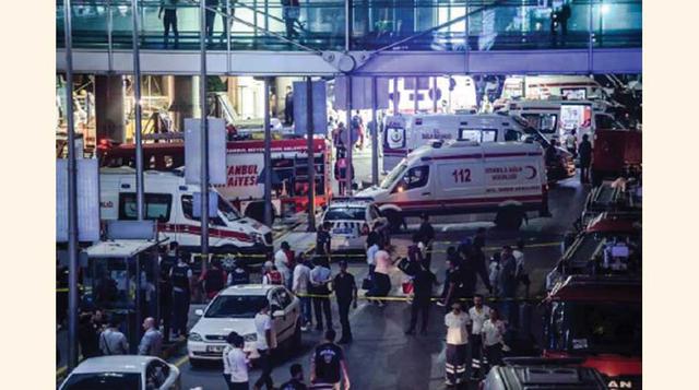 28 de junio: Turquía – 47 muertos en un triple atentado suicida en el aeropuerto internacional de Estambul, atribuido a la rebelión kurda o al EI. (Foto: AFP)