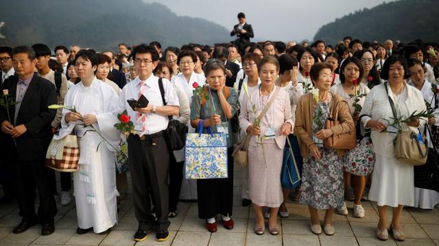 FOTO 8 | Los invitados y familiares de las parejas tuvieron que esperar en los exteriores de la iglesia Cheong Shim Peace World