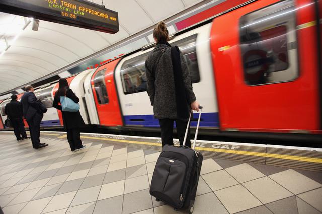 FOTO 4 | En el caso de Londres, un viaje en metro suele durar entre 15 minutos y media hora en un radio de 2 kilómetros. Por otro lado, en un radio menor a 8 km, las personas suelen tomarse de media hora a 45 minutos. (Foto: Getty)