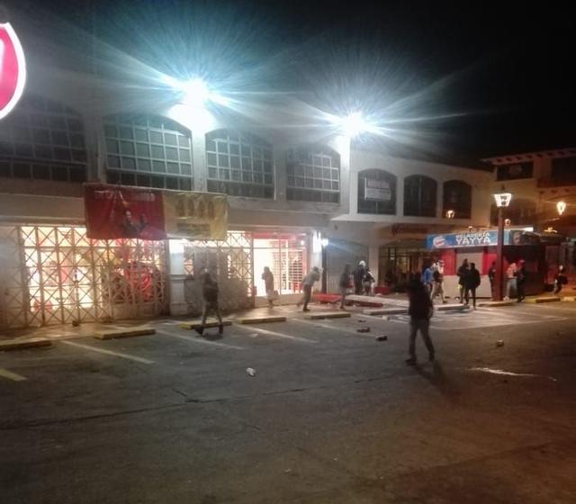 Santa Isabel fue otro de los locales afectados, pese a los intentos de la policía por detener a los manifestantes. (Foto: Twitter @rsbchile)