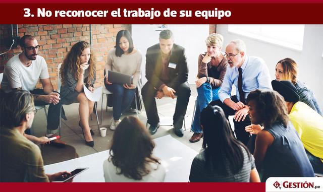 Es cierto, los líderes son los responsables últimos de que las cosas salgan bien… Pero los empleados son quienes hacen que las cosas sucedan. Si su equipo entregó buenos resultados, reconócelos y asegúrese de que los demás lo sepan. No hay nada más desale
