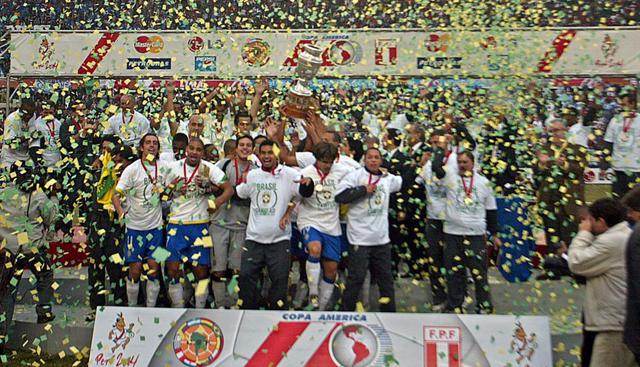 Perú 2004: Brasil |Brasil también conquistó el oro en la Copa América que se organizó en nuestro país. Esta vez los brasileños ganaron el torneo en la vía de los penales, ya que en el global empataron 2-2 con Argentina. (AFP)