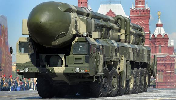 Un arma nuclear táctica, de menor carga explosiva que un arma nuclear estratégica, es transportada por un vehículo de lanzamiento con un alcance inferior a 5,500 km.