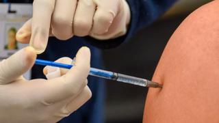 Infección por COVID-19 antes o después de vacunación podría crear “superinmunidad”, según estudio