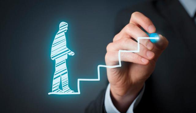 FOTO 8 | Estar preparado para triunfar. Otra de las empresas que montaron en China fue UCL Cigars, para la venta de cigarrillos electrónicos, antes de que estallara el boom comercial de este producto. Las ventas se les dispararon de tal manera que eran incapaces de satisfacer la demanda y ofrecer un servicio de calidad a los clientes. La consecuencia fue el cierre. "Una muerte por éxito de las de libro". Por eso ahora la recomendación de Pablo Sanagustín es estar también preparado para el éxito. “Las empresas deberían estar preparadas no sólo para pivotar cuando las cosas se tuercen, sino también saber qué harían si les fuese muy bien”. Ahora, en sus conferencias, suele repetir el siguiente consejo: “Nunca montar una empresa sin pensar antes qué pasaría si multiplico mi facturación por 100”.