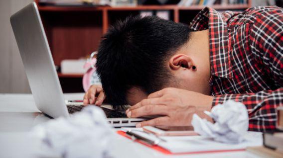 Las personas que fracasan se dan por vencidas cuando no logran sus objetivos al primer intento. (Foto:Freepik)