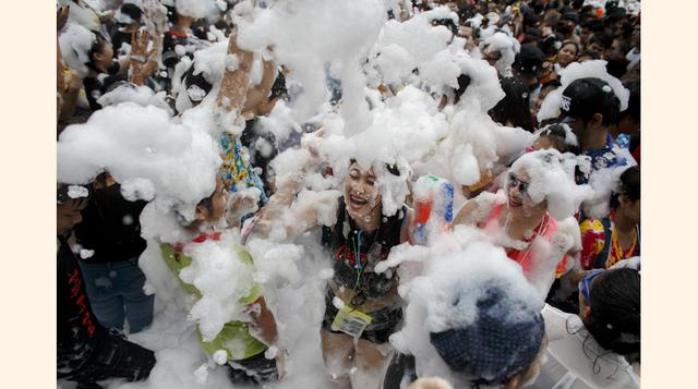Turistas jugando con espuma durante los carnavales. (Foto: Reuters)
