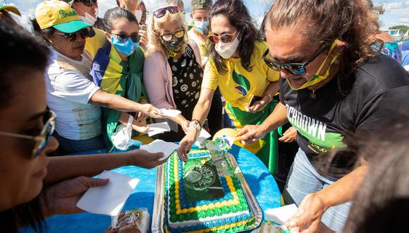 Imagen del 21 de marzo, simpatizantes del presidente brasileño Jair Bolsonaro celebran el cumpleaños 66 del mandatario, frente al Palacio de la Alvorada, en Brasilia (Brasil). Foto: EFE