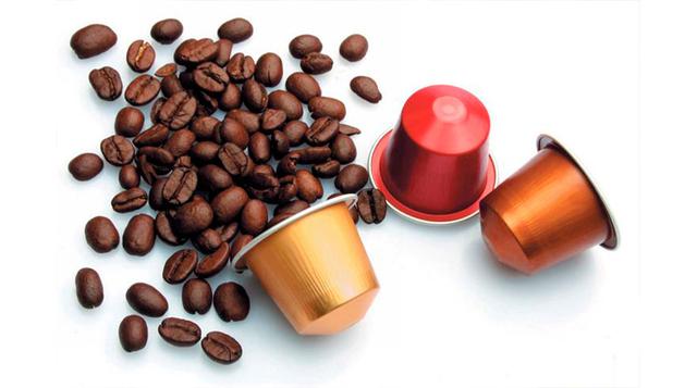 4 Cápsulas de café. Los restos de café se pueden reciclar en plantas de compostaje, donde el café se separa del aluminio, y este, un material infinitamente reciclable, se traslada a una planta en la que se procede a su refundición y reutilización.