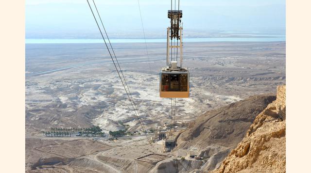 Teleférico de Masada (Tamar, Israel). La fortaleza de Masada, sede del Palacio del rey Herodes y Patrimonio de la Humanidad, se eleva 450 metros sobre el nivel del mar. Por ello, es accesible a través de un teleférico cuyas vistas, planas y ocres, no se p