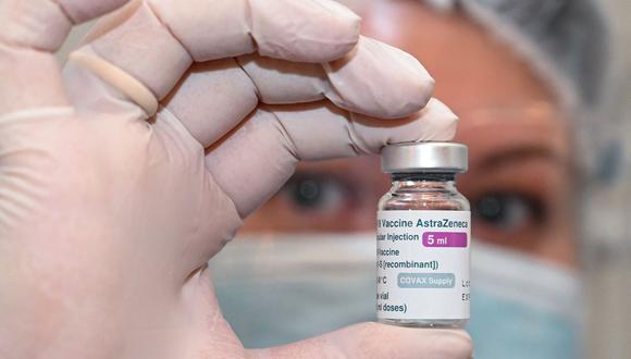Tanto la OMS como la Agencia Europea del Medicamento (EMA) afirmaron que no existe evidencia de que deba suspenderse el uso de la vacuna de Astrazeneca. (Foto: Vano SHLAMOV / AFP).