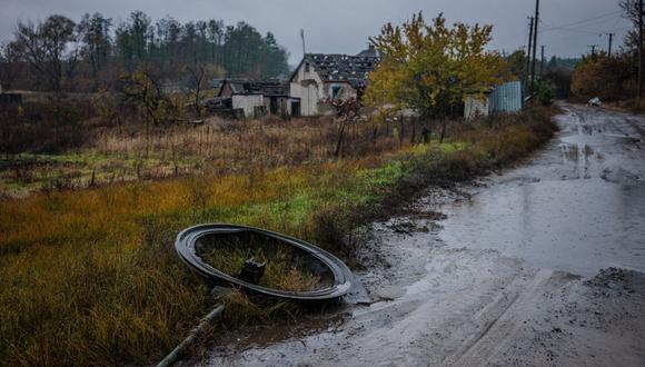 Esta fotografía tomada el 26 de octubre de 2022 muestra un cañón de tanque destruido en la aldea ucraniana recientemente recuperada de Yampil, en el este de Ucrania, en medio de la invasión rusa de Ucrania. (Foto de Dimitar DILKOFF / AFP)
