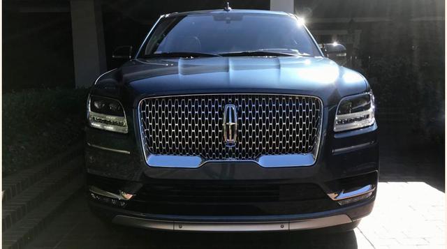 FOTO 2 | Hasta el momento el frontal de la nueva Lincoln Navigator 2018 constituye la mejor interpretación de la nueva cara de Lincoln que debutó con los sedanes Continental y MKZ.
