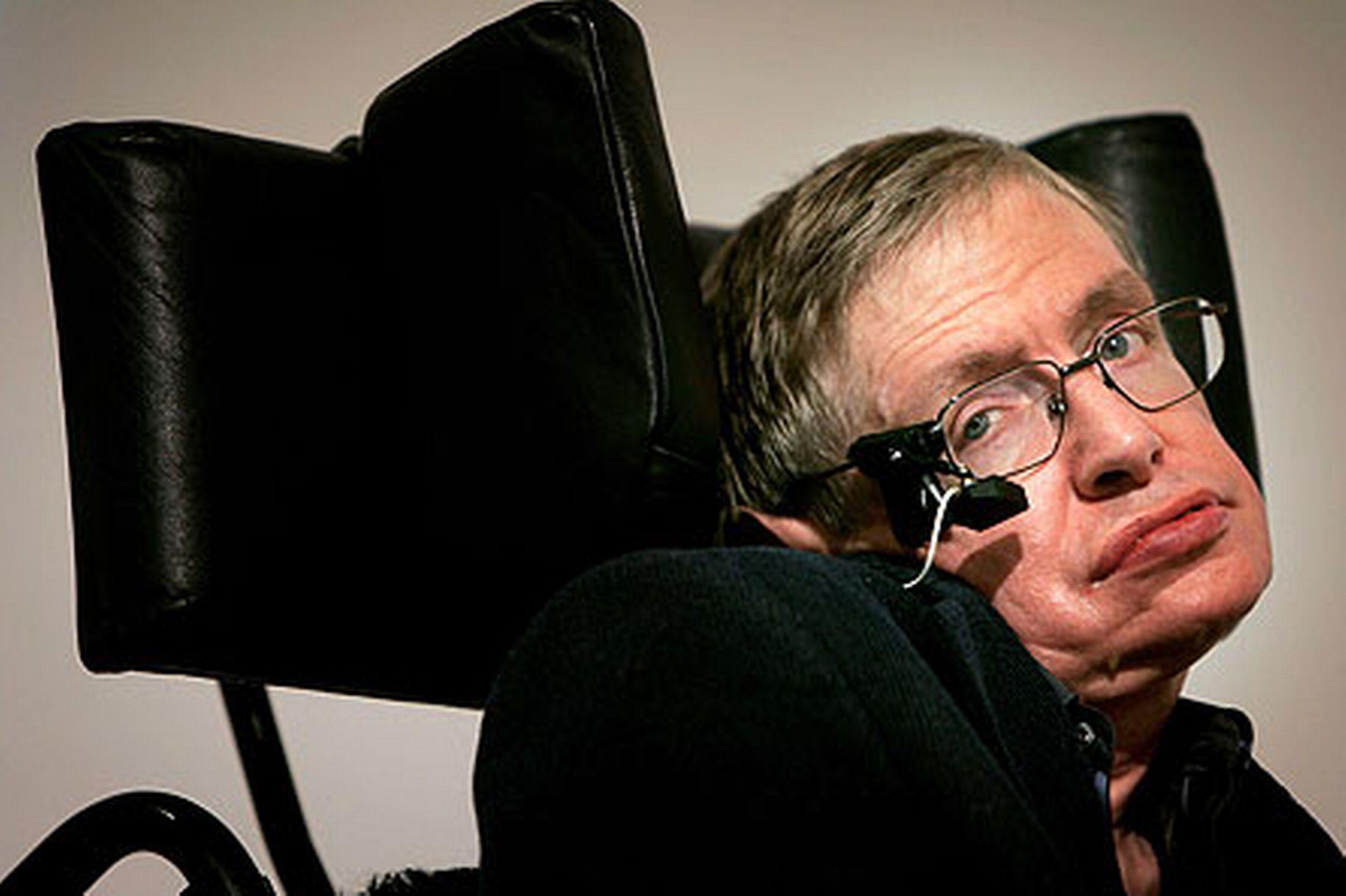 Foto 2 | Stephen Hawking falleció la madrugada de hoy (hora inglesa) a los 76 años en la ciudad universitaria inglesa de Cambridge. El astrofísico desafió las expectativas de una muerte temprana para convertirse en el científico más popular del mundo. Hawking 
 demostró, ente tantos otros descubrimientos, que la Teoría General de la Relatividad implica que el espacio y el tiempo tienen su principio en el Big Bang, y su final en los agujeros negros. (Foto: AFP)