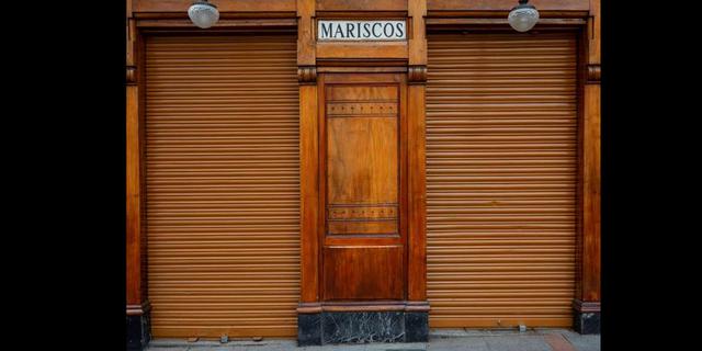 FOTO 3 | En esta imagen, tomada el 19 de abril de 2020, detalle de la fachada de un restaurante cerrado durante el brote de coronavirus, en Madrid, España. La Confederación Española de Comercio, que representa a miles de pequeños negocios, dijo que hasta el 30% de sus negocios echarán el cierre definitivo a menos que reciban ayudas gubernamentales. (AP Foto/Bernat Armangue)
