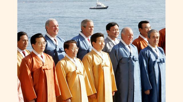 En el 2005 en Corea del Sur, todos los líderes posaron con los tradicionales 'durumagi', abrigo de seda con doble forro y decorado con símbolos de fidelidad, dignidad y riqueza en Corea.