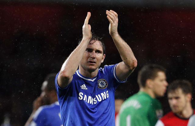 FOTO 4 | FRANK LAMPARD El fútbol (y el dinero) le vienen de familia al jugador inglés, que se convirtió en santo y seña del Chelsea. Su padre fue uno de los futbolistas más importantes de la historia del West Ham, mientras que su tío es el entrenador Harry Redknapp. (Foto: afp)