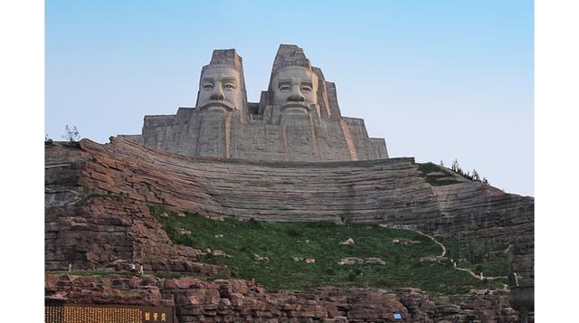 Emperadores Yandi y Huangdi (Henan – China), 106 metros. Construir este colosal monumento demandó 20 años. Finalmente fue inaugurado en el 2007 a orillas del río Amarillo. Rinde homenaje a los emperadores Yandi y Huangdi, considerados fundadores de la civ