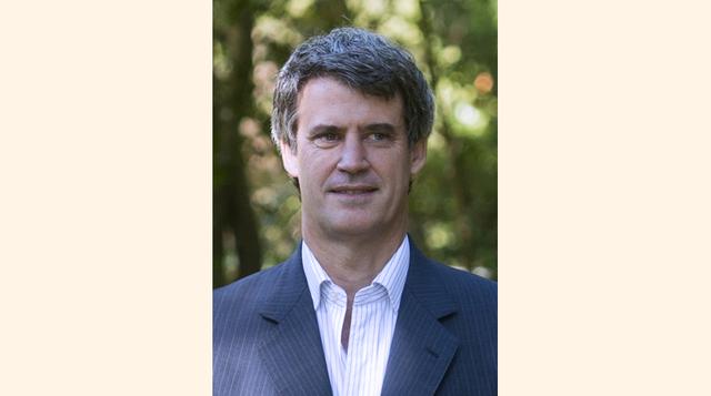 El economista Alfonso Prat-Gay (50 años), exejecutivo de JP Morgan en Londres, dirigirá el estratégico ministerio de Hacienda y Finanzas, es definido como un liberal heterodoxo. Se graduó en Economía en la Universidad Católica Argentina (UCA) y obtuvo pos