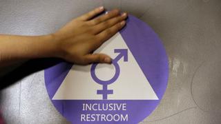 Estudiantes transgénero denuncian "peligrosa" decisión de Trump sobre baños