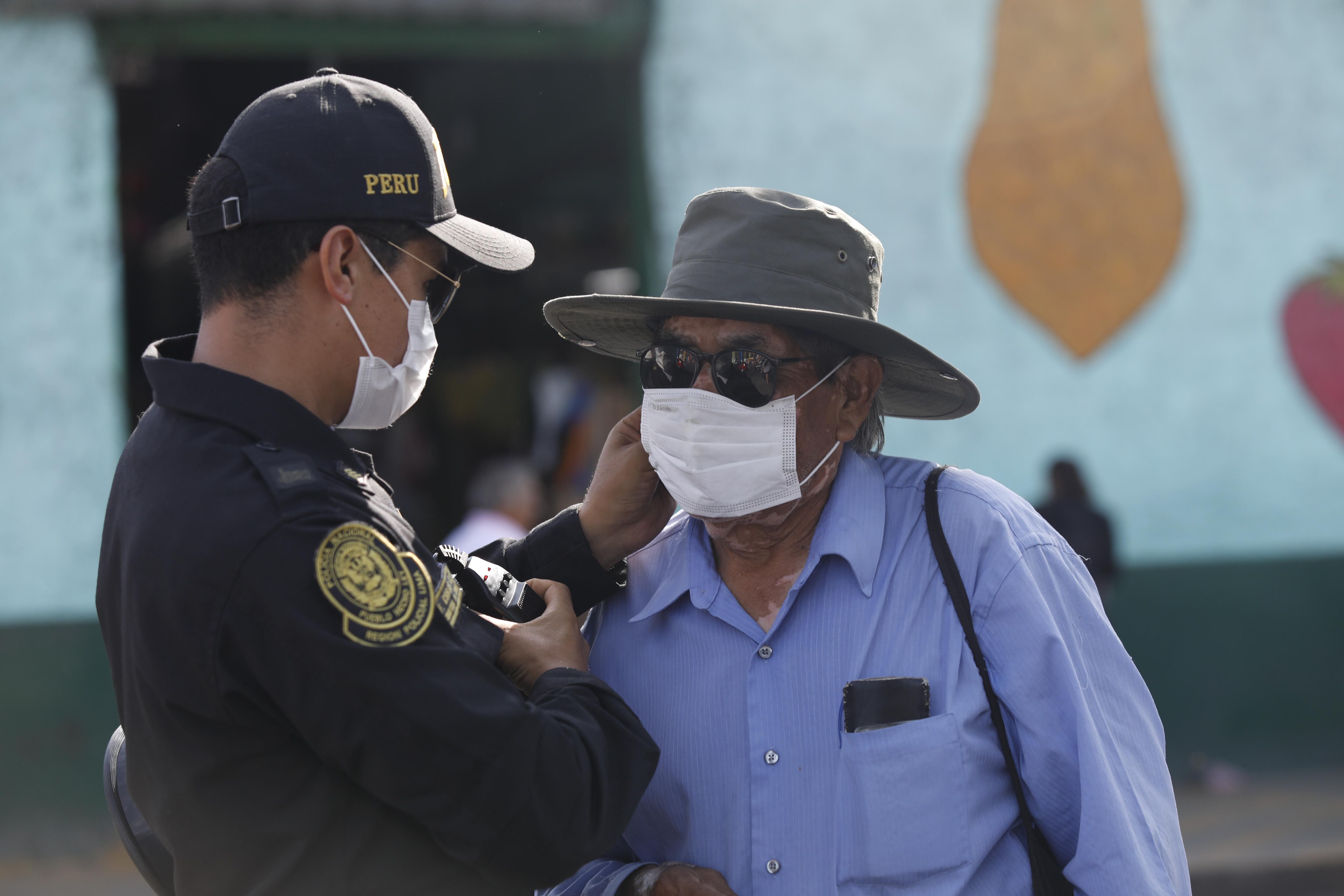 El gobierno peruano ha dispuesto que toda persona que salga a la calle deberá usar mascarilla. Los militares y policías harán cumplir la disposición.
