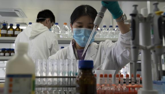 Un par de empleados trabajan en un laboratorio en una fábrica que produce su vacuna contra el coronavirus en Beijing. Imagen referencial del jueves 24 de setiembre de 2020. (AP/Ng Han Guan).
