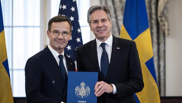 El Secretario de Estado de Estados Unidos, Antony Blinken, recibe los documentos de ratificación de la OTAN del primer ministro de Suecia, Ulf Kristersson, durante una ceremonia en Washington. (Foto de ANDREW CABALLERO-REYNOLDS / AFP).