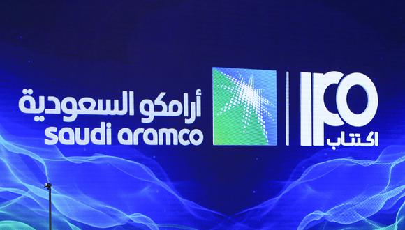 Una fotografía tomada el 3 de noviembre de 2019 muestra una señal de la oferta pública inicial (OPI) de Saudi Aramco durante una conferencia de prensa de la compañía estatal en la región oriental de Dhahran, Arabia Saudita. / AFP / -