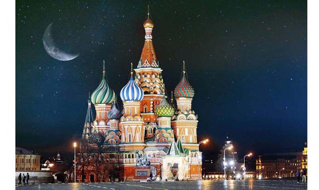 CATEDRAL DE SAN BASILIO, RUSIA. La construcción de uno de los edificios más conocidos del mundo se realizó entre 1555 y 1561. Es un templo ortodoxo ubicado en la Plaza Roja, en Moscú. Su construcción fue ordenada por el leyendario zar Iván el Terrible, pa