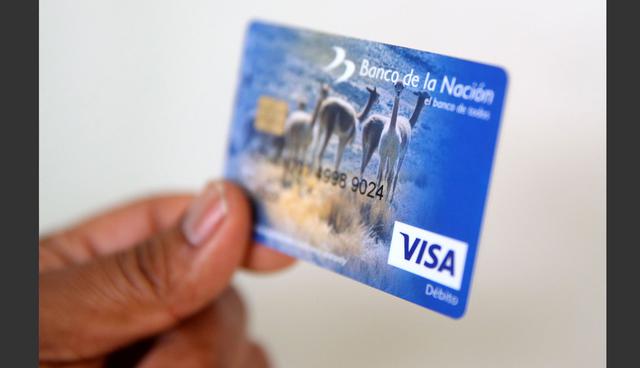 Foto 3 | Suben de 29% a 43% los peruanos que tienen alguna cuenta de ahorros. En los últimos años, actores del sector público y privado han apostado por centrarse en incluir financieramente a más personas. Así, el número de peruanos mayores de 15 años que tienen una alguna cuenta en una institución financiera o de dinero electrónico pasó de 29% a 43% en los últimos tres años, según el reporte Global Findex 2017, elaborado por el Banco Mundial. Pese a dicho avance, el Perú sigue siendo uno de los países menos bancarizados dentro de la Alianza del Pacífico, por detrás de Chile (74%) y Colombia (46%). Además, la brecha de gé- nero sigue siendo un tema pendiente, que advierte el Banco Mundial. Otro reto es la inclusión de los más pobres. Mientras el 53% de las personas con mayores ingresos (60% de la población más rica) tiene una cuenta, solo el 26% de las familias de menores ingresos están bancarizadas. Y es que los altos costos siguen siendo una barrera para la inclusión, según el 38% de peruanos. Entre otras razones para no bancarizarse, está la lejanía de la institución financiera (20%), la desconfianza en estas entidades (24%) y la falta de recursos (31%) (Foto: Andina).