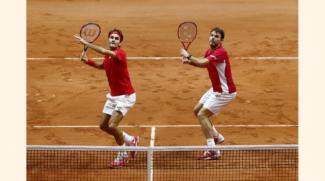 Tenistas suizos Roger Federer y Stanislas Wawrinka durante un partido de la Copa Davis entre Suiza y Francia. (Foto: Getty Images)
