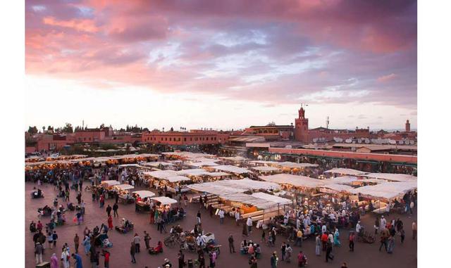 Marrakech, Marruecos. Con agradables temperaturas templadas, Marrakech es un destino para los viajeros que buscan un cambio de paisaje. Desde los artesanos y los coloridos alimentos de los zocos (mercados tradicionales) hasta los edificios imperiales y lo