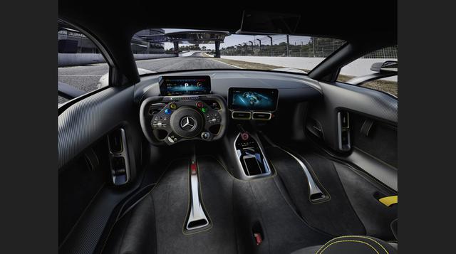 FOTO 6 | El volante es casi cuadrado, y junto con los pedales, son regulables en profundidad para asegurarse de que cualquier talla puede conducirlo. A pesar de su diseño casi de Fórmula 1, el volante integra el Airbag en su interior, y a su vez cuenta co