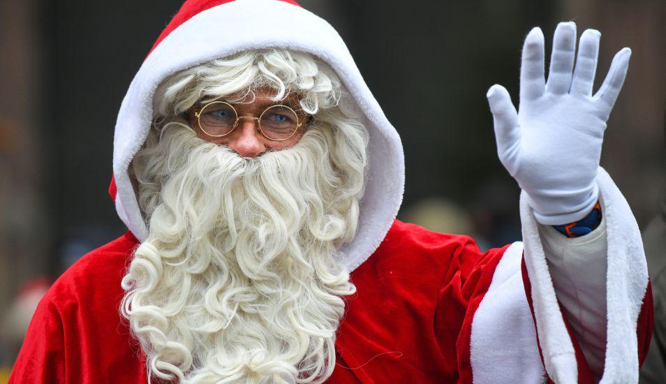 Papa Noel: sus orígenes se remontan al siglo IV, con San Nicolás de Bari. Este santo fue obispo de Mira, en la actual Turquía. Se dice que devolvió la vida a tres niños, a quienes un carnicero había asesinado y puesto en salazón. Así, se convirtió en protector de la infancia y, en su celebración, se comenzó a dar regalos a los niños.