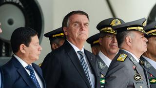 Bolsonaro no tiene previsión para regresar a Brasil, dice su hijo