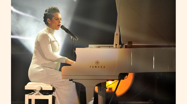 Alicia Keys, nacida como Alicia Augello-Cook, pensó primero llamarse Alicia Wild, pero su mamá dijo que "sonaba como si fuera una desnudista". Así es que se inclinó por Keys, que significa llaves o teclas, que es algo más familiar a la cantante 
