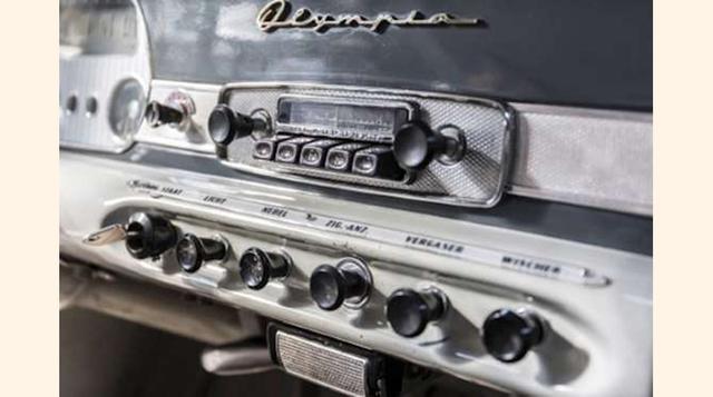 Sonido Analógico. En los años treinta del siglo pasado, las marcas empezaron a integrar sintonizadores en los salpicaderos, pero las radios no se extendieron en la mayoría de los vehículos hasta los años sesenta. (Foto: proporcionado por Prisa Noticias)