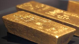 Oro baja pero sigue cerca de máximos de varios meses por demanda de activos de refugio