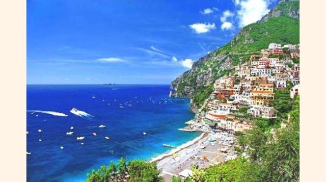 POSITANO, ITALIA. Uno de los lugares con más encanto de la Costa Amalfitana, a unos 40 km de Nápoles es Positano encaramado sobre un acantilado. Uno de los mayores encantos de esta aldea reside en su ubicación.